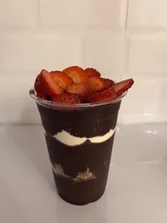 Açaí en vaso con fresas
