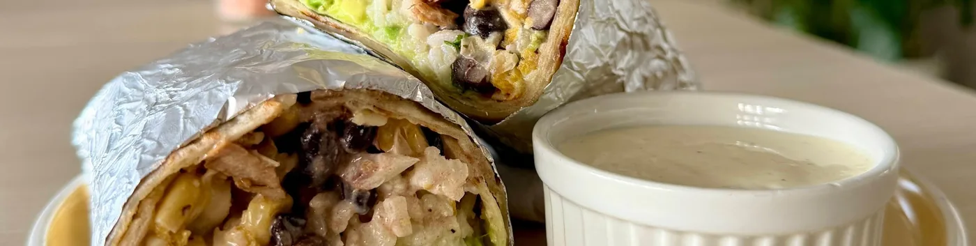 Burrito Valoo con su salsa especial