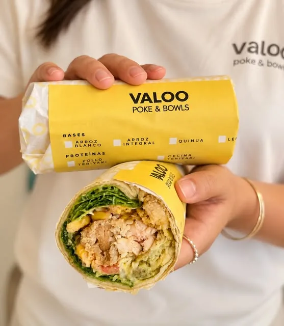 Burrito Valoo con su envoltura amarilla