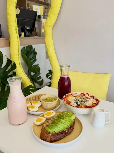 Desayuno en Valoo con tostón de palta y waffles